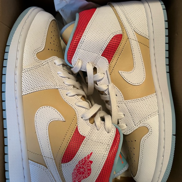BNIB Women’s sz 9.5 Air Jordan 1 Mid SE sesame,white,flash crimson, psychic blue - Picture 3 of 9
